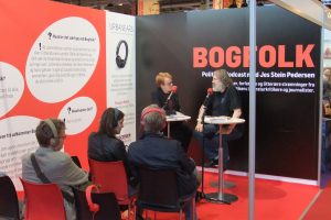 Niels Dalgaard bliver ofte interviewet om science fiction. Her på Bogforum 2015.
